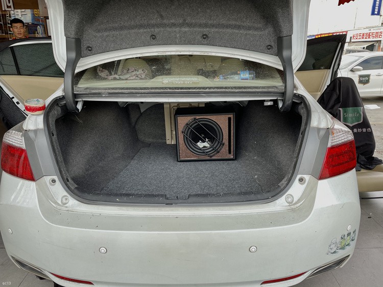 尾箱安装超低音